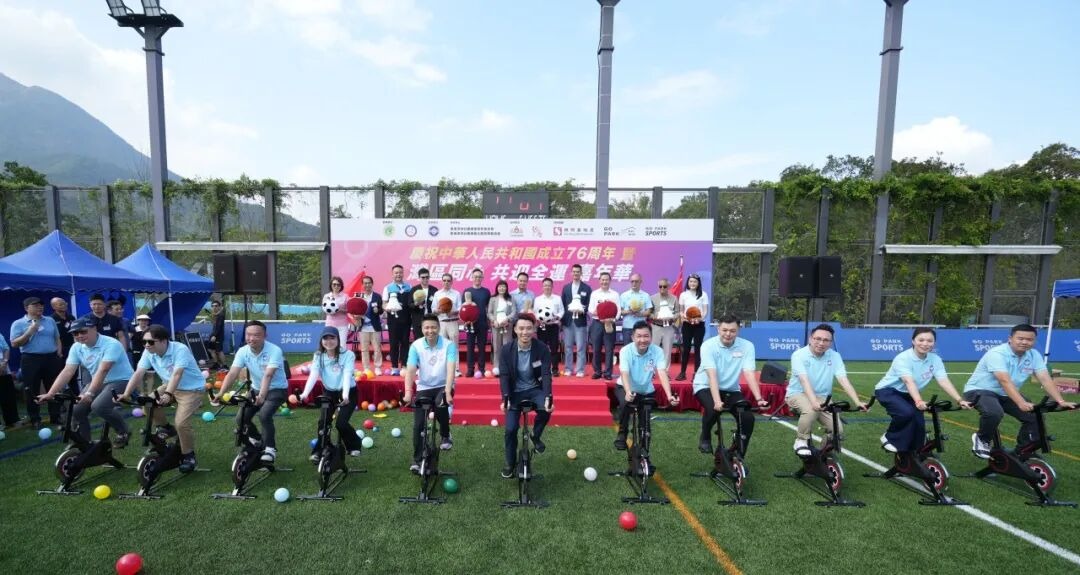 布拉德利：我小时候经常在自家花园里滑铲模仿杰拉德