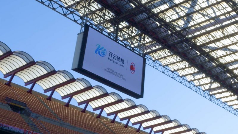 海报中
